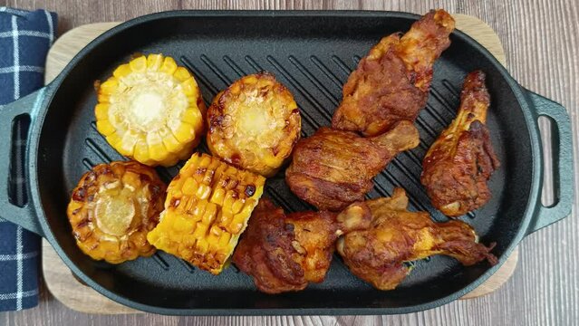 pilons de poulet et ma&iuml;s grill&eacute; sur un grill en fonte