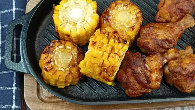 pilons de poulet et ma&iuml;s grill&eacute; sur un grill en fonte