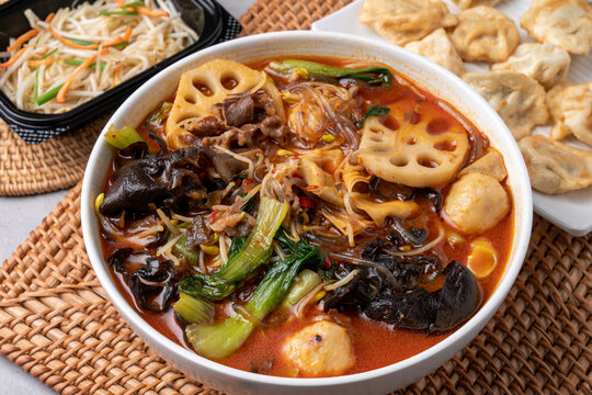 Chinese food, mala xiangguo, malatang, pheasant roe, fish meat, jisamsun, pork, fried food, fried eggs, tomatoes, fragrant shrimp, sweet and sour pork