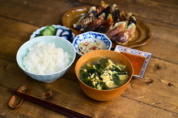 一汁二菜 餃子ともやしのナムル