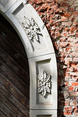 Detal ozdobny z bramy na zamku w Dąbrowie