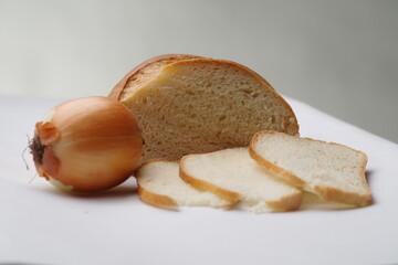 sliced bread and the onion - obrazy, fototapety, plakaty