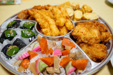 惣菜が沢山入ったオードブル料理