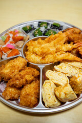惣菜が沢山入ったオードブル料理