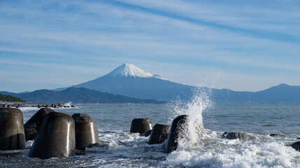 打ち寄せる波と美しい富士山
