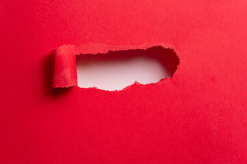 穴の開いた赤色の紙