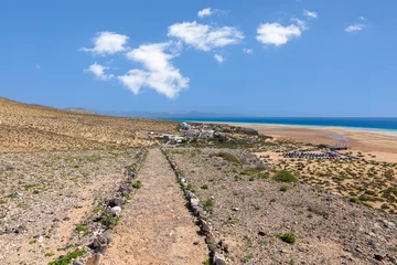 Muurstickers Sotavento Beach, Fuerteventura, Canarische Eilanden Wanderweg oberhalb der Playa de Sotavento, Fuerteventura