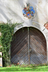 Brama boczna z herbem wlaścicieli w zamku w Dąbrowie - obrazy, fototapety, plakaty