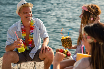 Fototapeta premium Group of multiethnic friends enjoying Hawaiian party on summer vacation.