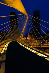 Fotografía del Puente de Calatrava / Zubizuri, en Bilbao, al anochecer, en hora azul. 