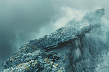 Risco en la montaña en la cima rocosa con niebla. - obrazy, fototapety, plakaty