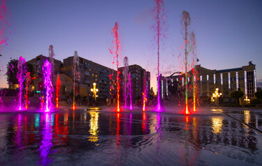 Evening Elegance: Illuminated Fountain Shines in the Night - 773934728