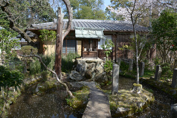 春の岩屋寺　大石弁財天社　京都市山科区西野山