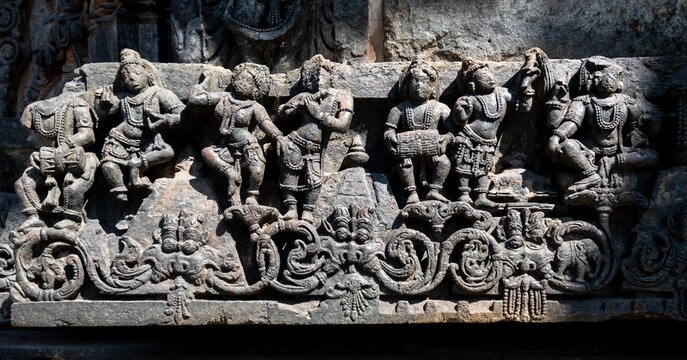 Dancing figurines carved on the wall of the ancient Hoysaleshwara temple in Halebeedu.