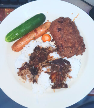nasi ayam kicap dengan sosej dan timun