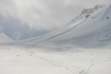 Fototapeta na wymiar Freeride snowboarding in winter. Heliboarding freeride. Riding in powder on snowborad. Freeride in Caucasus mountains. Helicopter in the mountains. freeride heliboarding in the Caucasus.