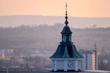 Wieża z zegarem zabytkowego kościoła w mglisty dzień wczesnej wiosny. Wieża kościoła z...