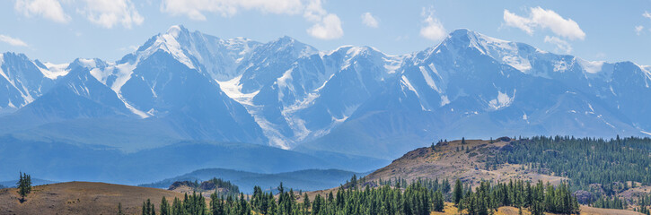 Panoramic mountain scenery, snow-capped mountain peaks, sunny day