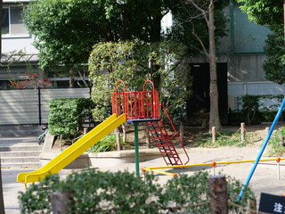 公園に設置されている滑り台