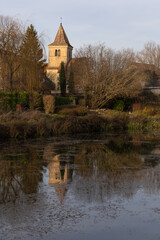 paysage de Bourgogne : le canal entre Champagne et Bourgogne anciennement canal de la Marne à la Saône à Cheuge avec son église en Côte d'Or en hiver