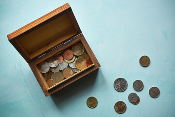 monety w skrzynce i na stole 