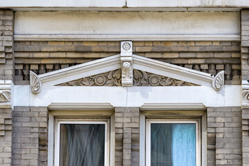 Obraz premium Ancient pediment over colonial building window, Toronto, Canada