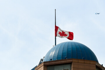Obraz premium Canadian flag on building dome, Toronto, Canada