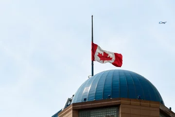 Photo sur Plexiglas Half Dome Canadian flag on building dome, Toronto, Canada