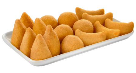 porção de salgadinhos de festa sortidos isolado em fundo transparente - coxinha, bolinha de queijo e rissole 