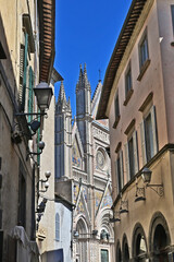 Orvieto, il Duomo di Orvieto fra la strade, vicoli e case della città antica, Terni - Umbria
