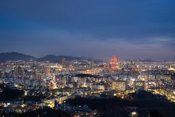 Fototapeta na wymiar Stunning Night View of urban Seoul City from the Mountain Top