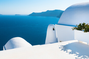 White architecture in Santorini island, Greece. Beautiful sea view at sunny day. - obrazy, fototapety, plakaty
