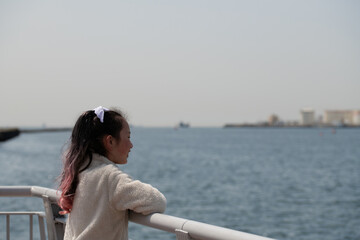 海で遠くを眺める女の子