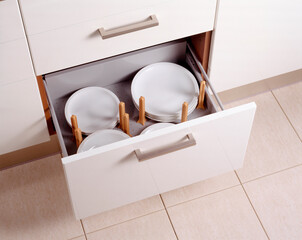 Basket equipped with dishes, for the kitchen