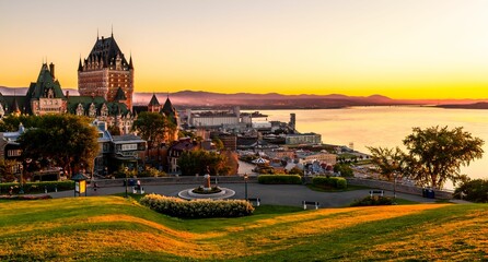 Fototapeta premium Beautiful view of the Chateau Frontenac surrounded by greenery in Quebec, Canada at sunrise