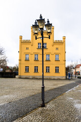 Das ehemalige Rathaus am Marktplatz der Stadt Peitz in Brandenburg - 774098381