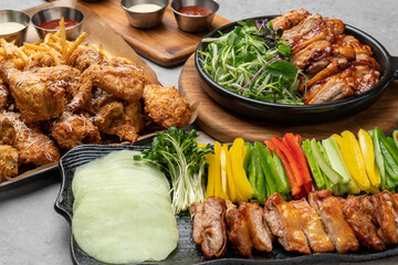 Chicken, fried, seasoning, barbecue, vegetables, ssam, potato, fried, perilla leaf, sauce, green onion, radish, radish, paprika,