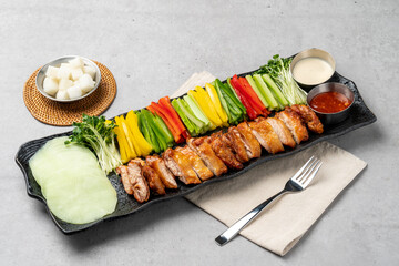 Chicken, fried, seasoning, barbecue, vegetables, ssam, potato, fried, perilla leaf, sauce, green onion, radish, radish, paprika,