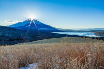 三国峠から望む冬のダイヤモンド富士　山梨県山中湖村パノラマ台の上にて
