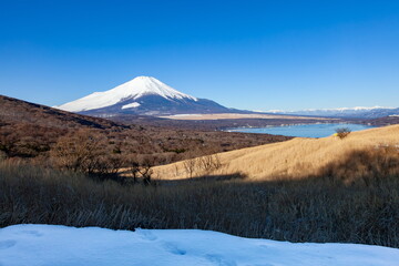 三国峠から眺める冬の富士山　山梨県山中湖村パノラマ台の上にて