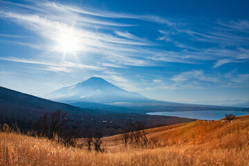 三国峠から望む冬の富士山　山梨県山中湖村パノラマ台の上にて