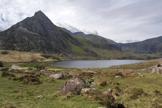 Beautiful landscape image of countryside around Llyn Ogwen in Snowdonia during early Spring