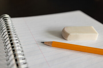 Cahier de note avec crayon et gomme à effacer, horizontal