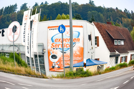 Expert Elektro Markt in Rinteln mit Fahnen aus fisheye Perspektive in der Vorbeifahrt aufgenommen