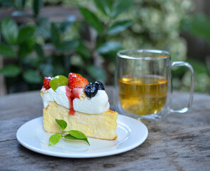 fresh fruit cheesecake and hot tea