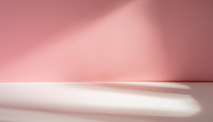 Fondo liso blanco y pared rosa con luces y sombras