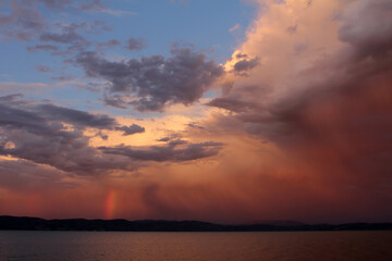 Geheimnisvoller Sonnenuntergang am See