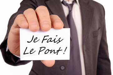 Homme tenant une carte sur laquelle est écrit je fais le pont