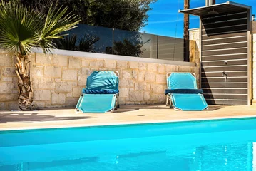 Photo sur Plexiglas Turquoise Inviting Private Swimming Pool Concept: Sun-drenched sunbeds lining the terrace of a luxurious hotel, villa, or private residence, offering a serene oasis for relaxation and leisure.