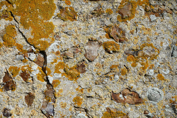 Mur ancien en pierre et maçonnerie avec du lichen
